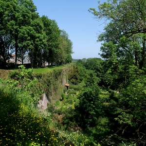 Murailles de fortification submergées par la nature à Montreuil-sur-Mer - France  - collection de photos clin d'oeil, catégorie paysages